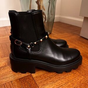 ⭐️ SOLD⭐️ Valentino Garavani Rockstud Calfskin Beatle Boots